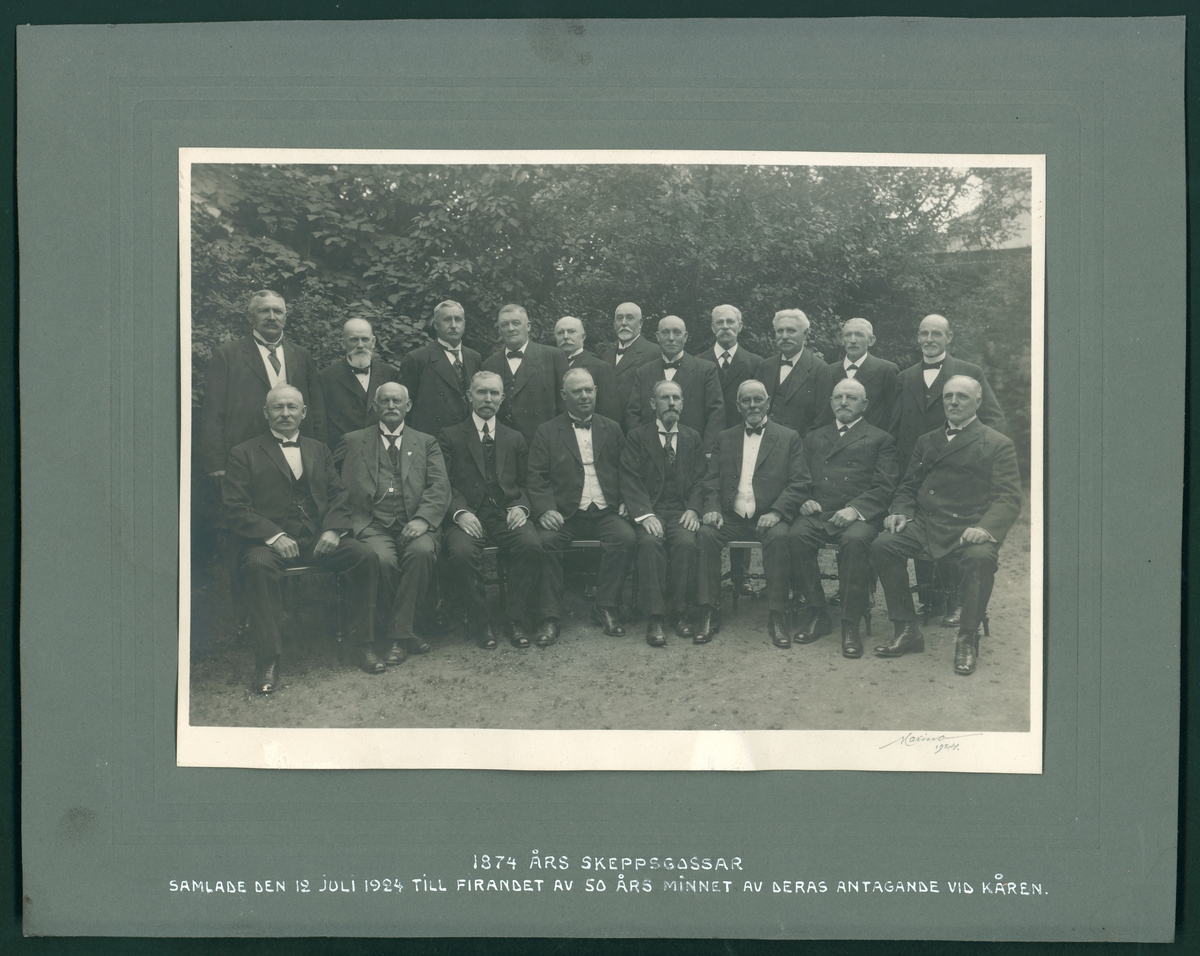Denna gruppfoto visar 1874 års skeppsgossar samlade den 12 juli 1924 till firandet av 50 års minnet av deras antagande vid kåren.