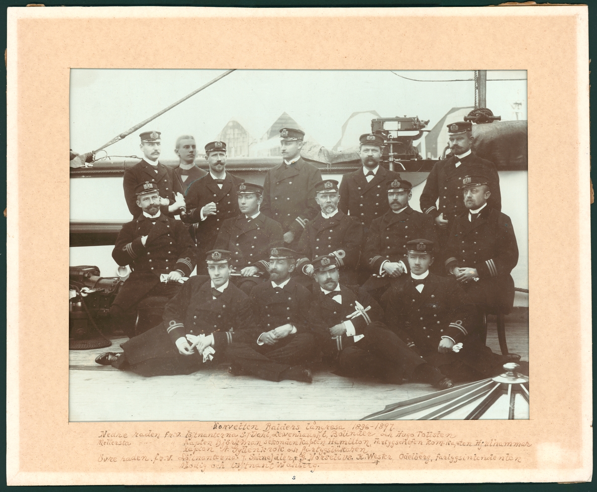 Denna grupporträtt föreställer fartygschefen och sjöofficerare ombord på korvetten Balder under deras långresa 1896-97.