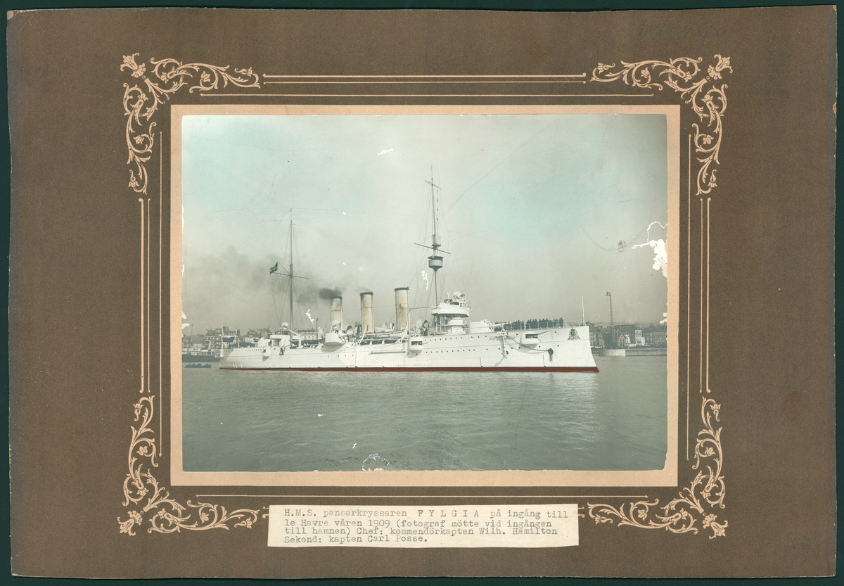 Bilden föreställer pansarkryssaren fylgias ankomst i hamnen Le Havre i Frankrike. Svartvit kopian är handkolorerad.