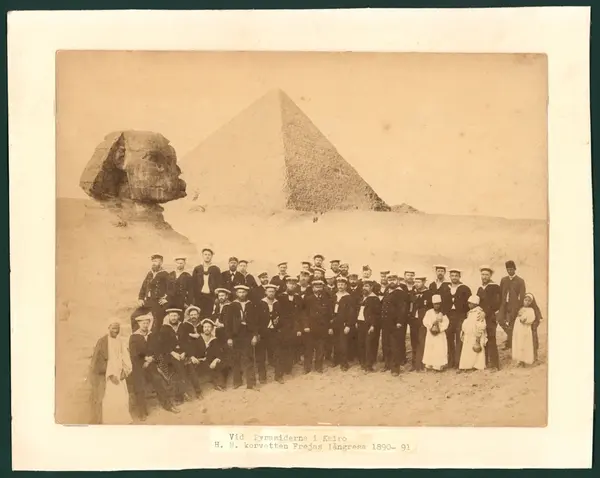 Korvetten FREJAS besättning 1890 vid pyramiderna