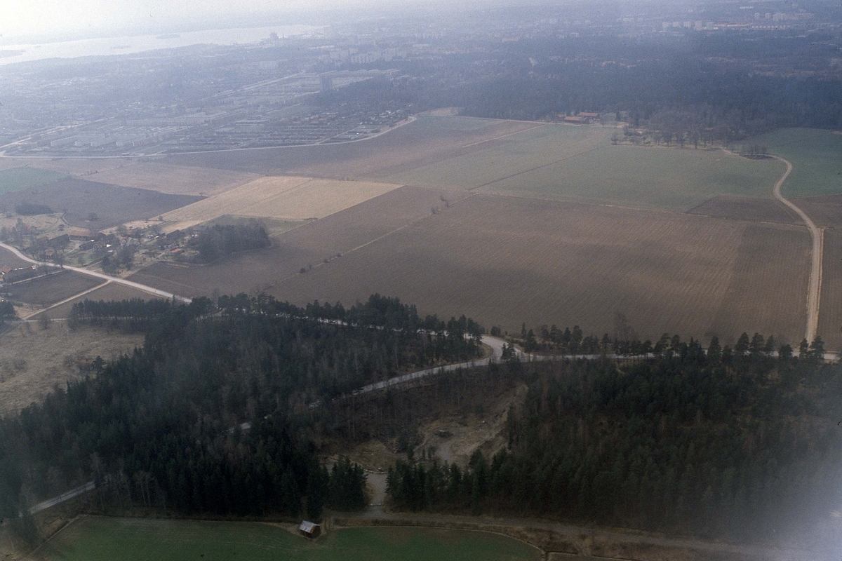 Flygbild, Sydväst om Badelunda Kyrka, Från Sydost