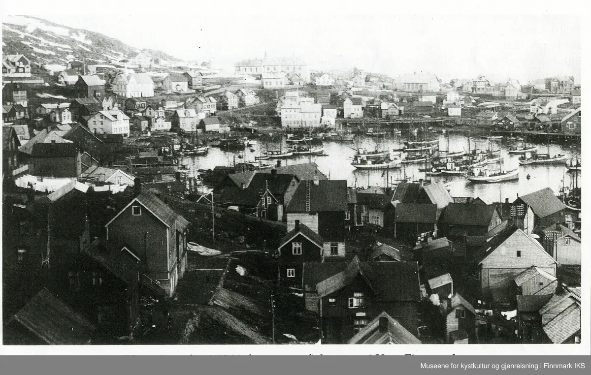 Honningsvåg i 1944. Her ser man et tett bebygd fiskevær med mange hus og båter i havn.