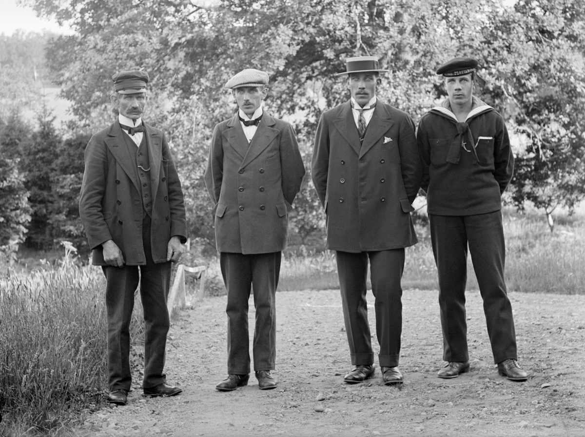 Smeden Reinhold Samelius har samlat sina söner för porträttering hos bygdefotografen Emil Durling. Året är 1917 och vid tiden bor smeden i backstugan Bron på Tjärholm. Äldste sonen Axel är folkskollärare, kantor och klockare i Ardre församling på Gotland, där han gift sig och hittills fått två söner. Mellanbrodern Gustaf är sjöman och bor ännu hemma hos fadern tillsammans med yngre brodern Albert, som till synes gör sin rekryt vid Kungliga flottan.