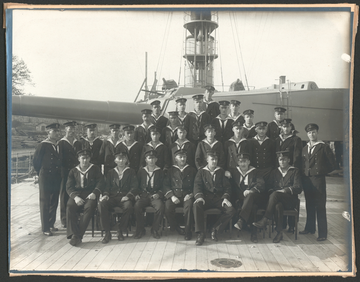 Denna gruppfoto visar underofficerare ombord på ett pansarskepp omkring 1920.