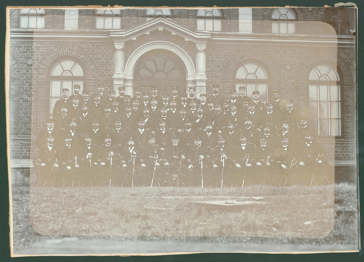 Bilden föreställer en gruppfoto av sjöunderofficerare utanför Sjöinstrumenteförrådet i Karlskrona 1895.
