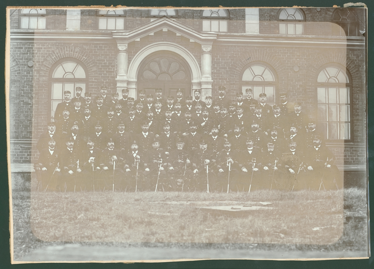 Bilden föreställer en gruppfoto av sjöunderofficerare utanför Sjöinstrumenteförrådet i Karlskrona 1895.