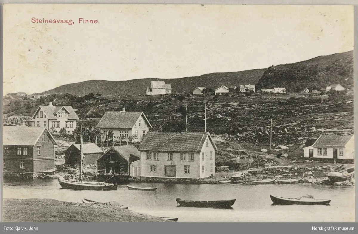Postkort med bilde av Steinnesvågen på Finnøy. Det er flere sjøhus og mindre båter langs vågen. På en høyde i bakgrunnen ligger steinkirka på Hesby.
