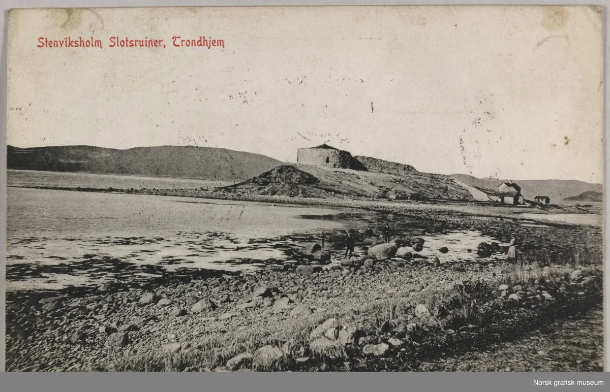 Postkort med bilde av slottsruinene på Steinviksholm, nord for Stjørdal. Det står noen menn og kvinner på steinene innerst i vika.