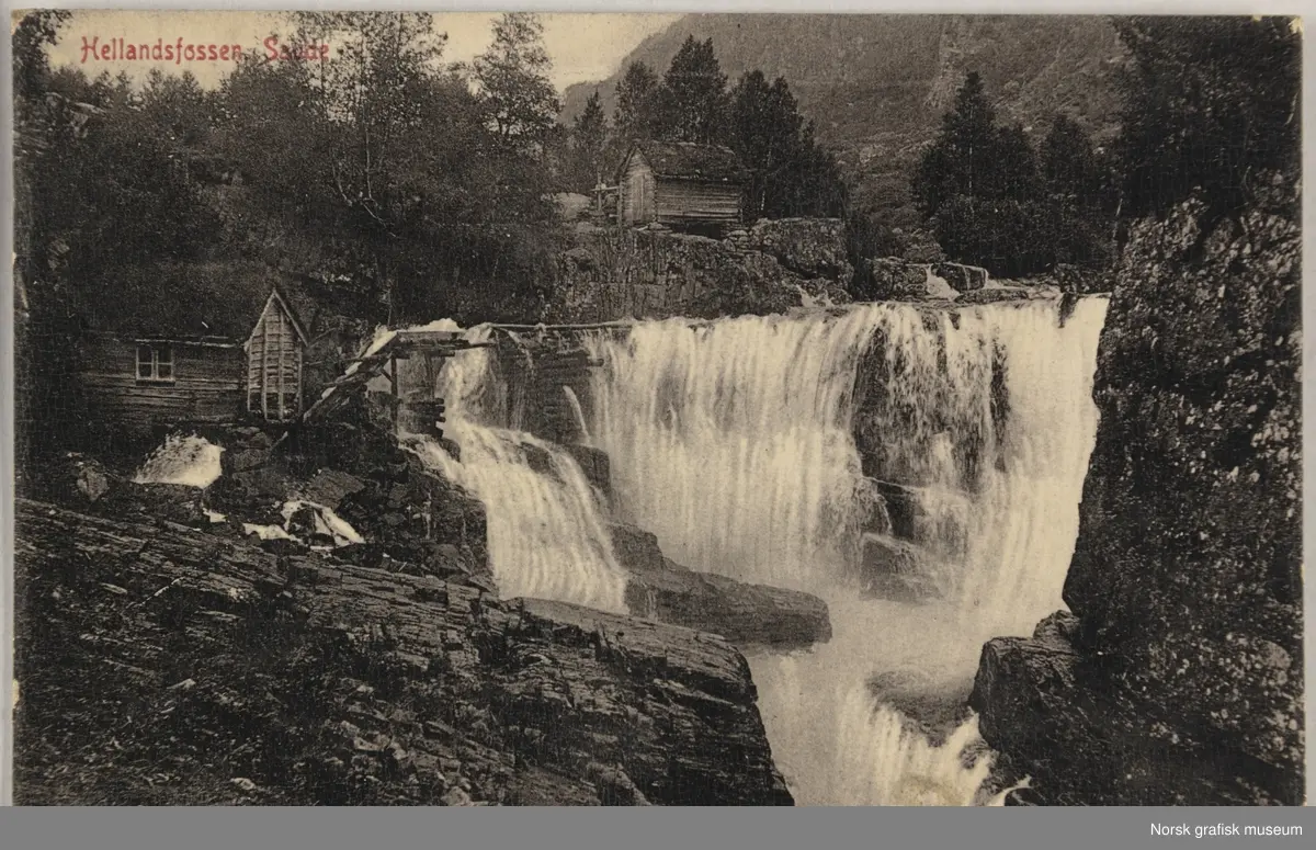 Postkort med bilde av Høllandsfossen i Sauda. Det er vannføring til to kvernhus på siden av fossen.