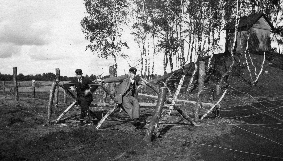 Snöstorps sn. Skedalahed, sept. 1917.
Under 1:a världskriget anlagda Skyttegravssystem. ( Se Regementets Historia sidan 115). Eric Hägge en av skolpojkarna.