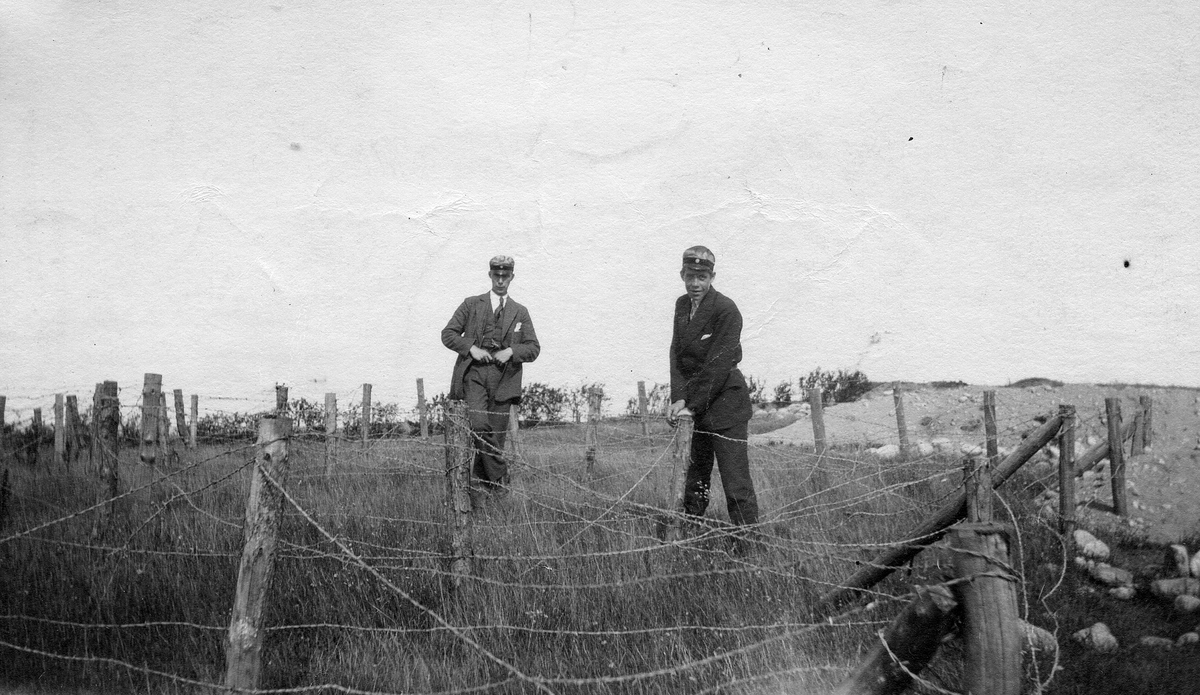 Snöstorps sn. Skedalahed, sept. 1917.
Under 1:a världskriget anlagda Skyttegravssystem. ( Se Regementets Historia sidan 115). Eric Hägge en av skolpojkarna.