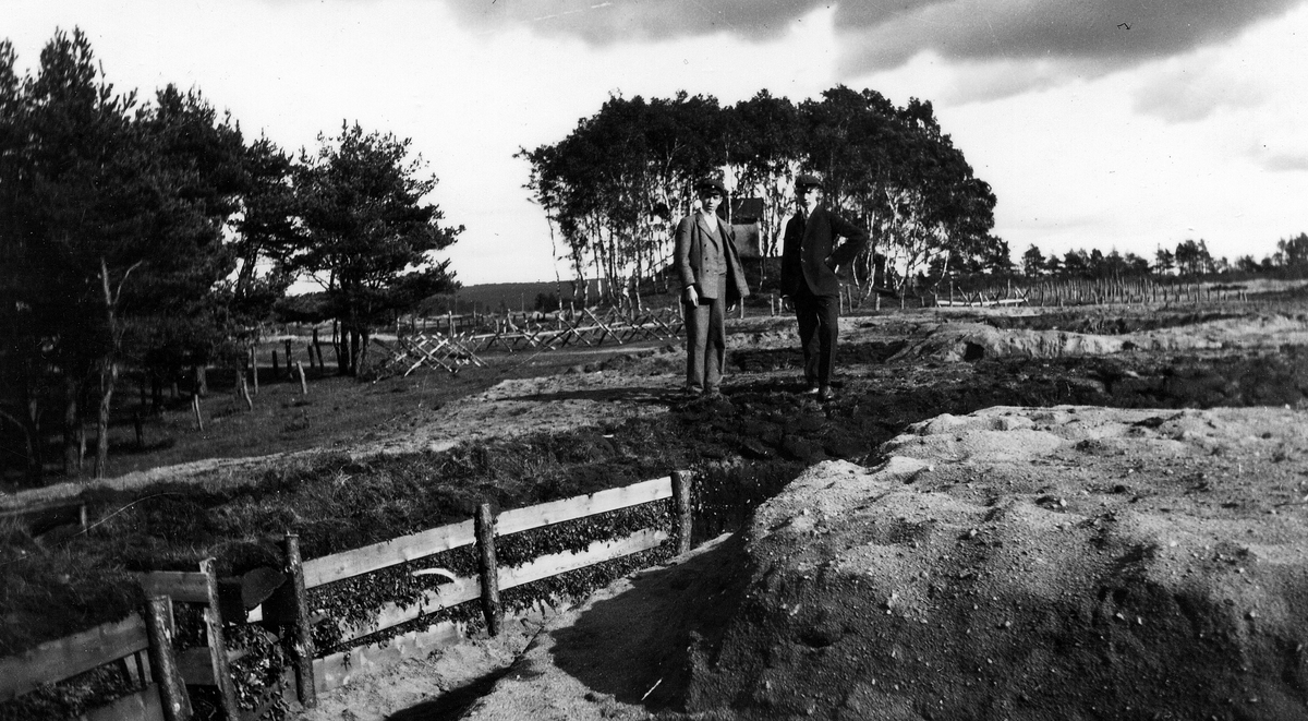 Snöstorps sn. Skedalahed, sept. 1917.
Under 1:a världskriget anlagda Skyttegravssystem. ( Se Regementets Historia sidan 115). Eric Hägge en av skolpojkarna.