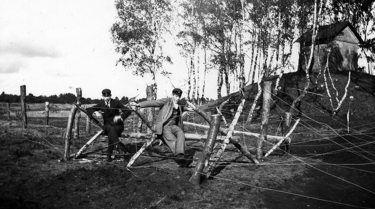 Snöstorps sn. Skedalahed, sept. 1917.
Under 1:a världskriget anlagda Skyttegravssystem. ( Se Regementets Historia sidan 115). Eric Hägge en av skolpojkarna.