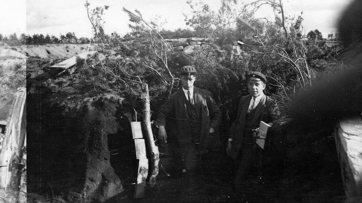 Snöstorps sn. Skedalahed, sept. 1917.
Under 1:a världskriget anlagda Skyttegravssystem. ( Se Regementets Historia sidan 115). Eric Hägge en av skolpojkarna.