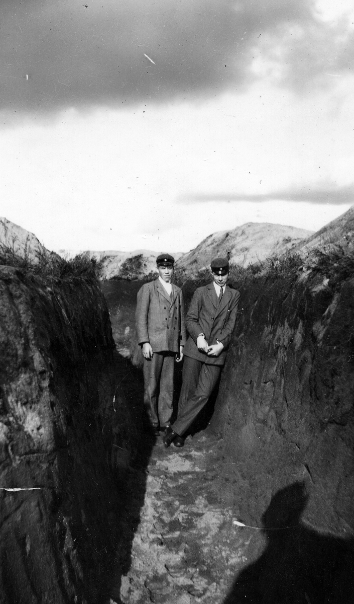 Snöstorps sn. Skedalahed, sept. 1917.
Under 1:a världskriget anlagda Skyttegravssystem. ( Se Regementets Historia sidan 115). Eric Hägge en av skolpojkarna.