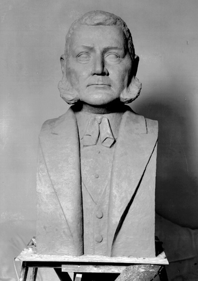 Byst, G. A. Andersson, K. M. W:s grundare. Sixten Nilsson skulptör.
Sixten Nilsson (1911-1962), var verksam som skulptör, målare, grafiker och tecknare. Lärare i teckning och bildhuggeri vid Karlstads yrkesskola. Studerade vid Académi Scandinave i Paris för bland annat Despiau 1935, vid Konsthögskolan i Stockholm för Nils Sjögren 1936-40 och vid Escuela Superior de Bellas Artes de San Jorge i Barcelona 1952-53. Studieresor till Norge, Frankrike och Spanien. Han är främst representerad i Karlstad bland annat med bysten över K. M. W:s grundare G. A. Andersson på Hagatorget och på Värmlands museum.
Källa: Svenskt konstnärslexikon, 1957.