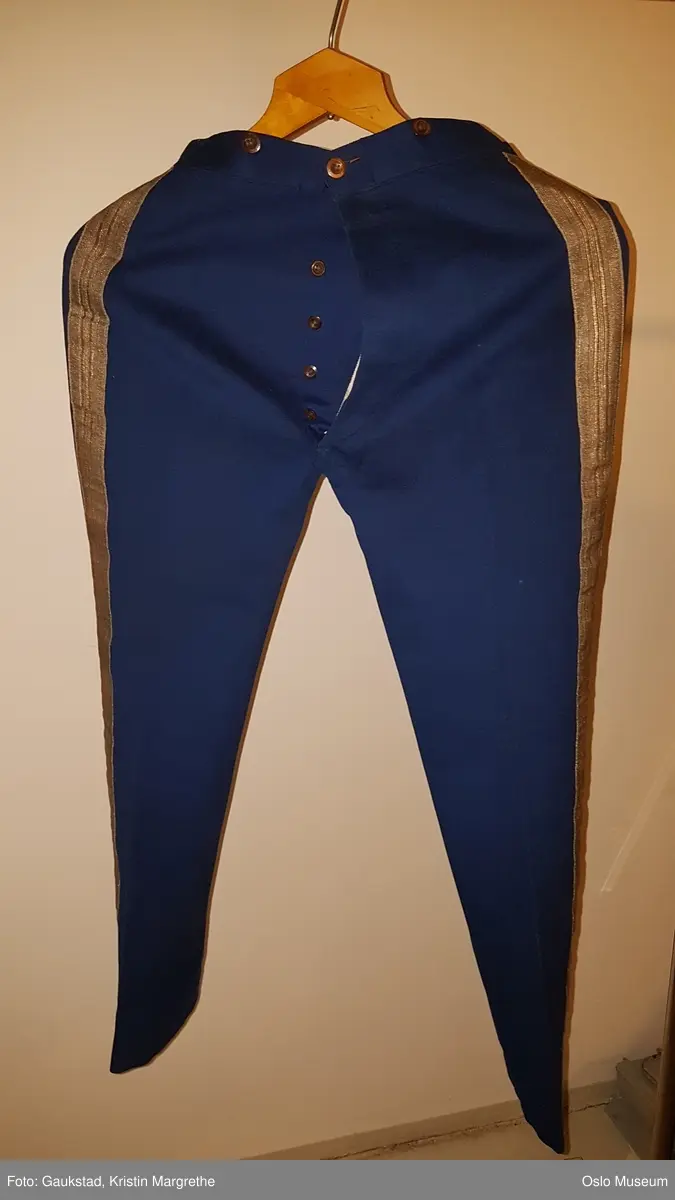 Uniformsjakke. Rød passpoil langs forstykkenes krage. Det gule kor, garden. Uniformslue=D
D: Snor til uniform.