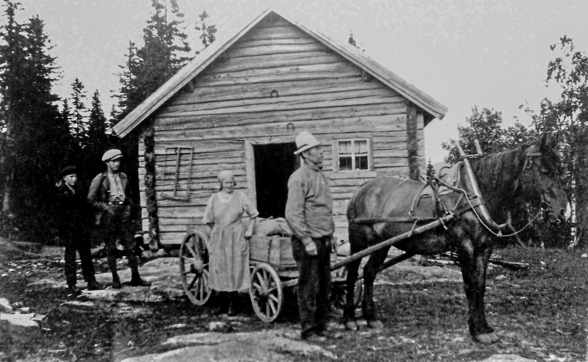 Fra v: Helmer Røros (Lund), f.1901), Einar Kjørstad (f.1906), Sofie Kjørstad (f.1890), Jon Kjørstad.