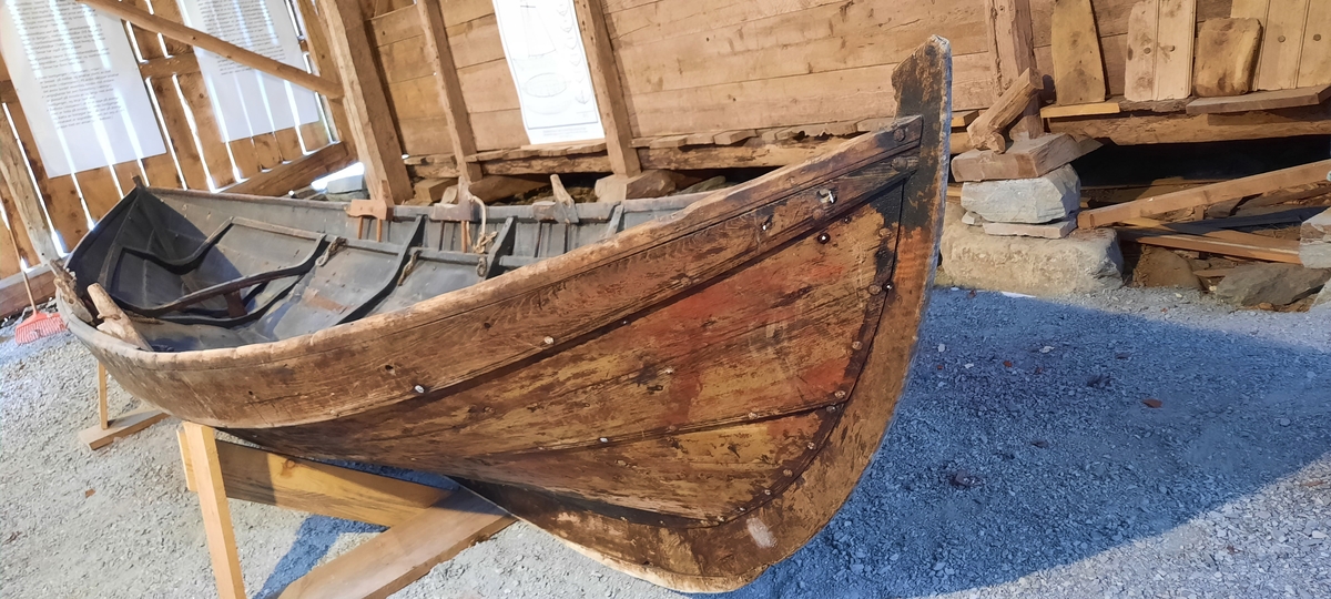 Båt. Nordfjordbåt. Seksæring. For årer og segl (råsegl). Klinkbygd trebåt med 4 omfar. Tjæra innvendig og utvendig, mørk brun farge. På oversida av ripbordet er det ei slitelist som er spikra ned ovanfrå. Firkanta roer.