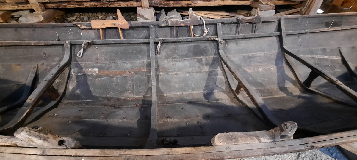 Båt. Nordfjordbåt. Seksæring. For årer og segl (råsegl). Klinkbygd trebåt med 4 omfar. Tjæra innvendig og utvendig, mørk brun farge. På oversida av ripbordet er det ei slitelist som er spikra ned ovanfrå. Firkanta roer.