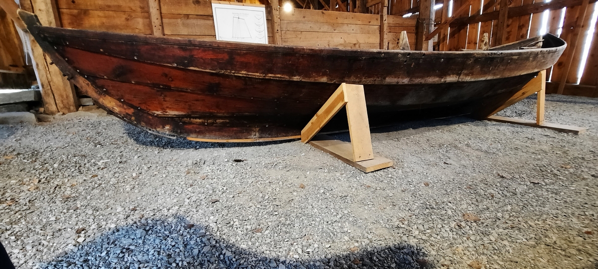 Båt. Nordfjordbåt. Seksæring. For årer og segl (råsegl). Klinkbygd trebåt med 4 omfar. Tjæra innvendig og utvendig, mørk brun farge. På oversida av ripbordet er det ei slitelist som er spikra ned ovanfrå. Firkanta roer.