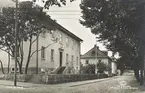 Kontor och bostadshus längs Linnégatan (kvarteret Gripen nr 4 a (Cronqvists fastighet) och 4 b, med nr 7 (lantmäteriet) i förgrunden), Växjö, ca 1940.