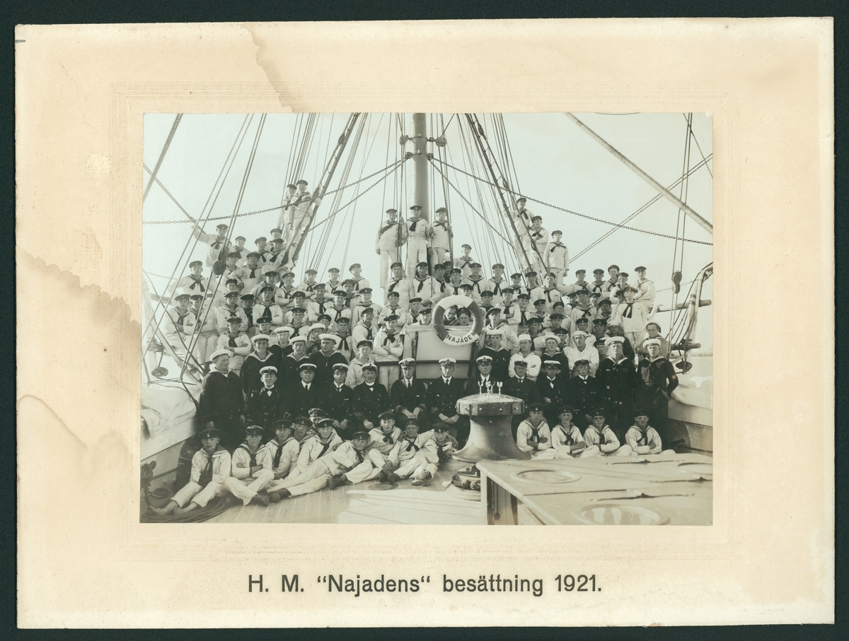 Bilden föreställer besättningen på skeppsgossefartyget Najaden 1921.