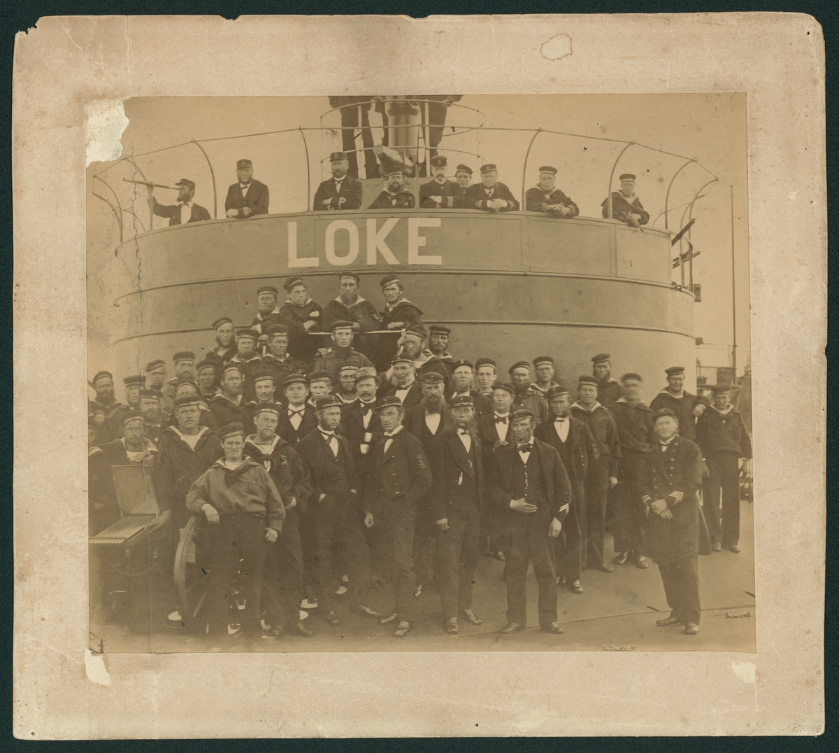 Denna gruppfoto föreställer manskapet ombord på monitor Loke år 1877.