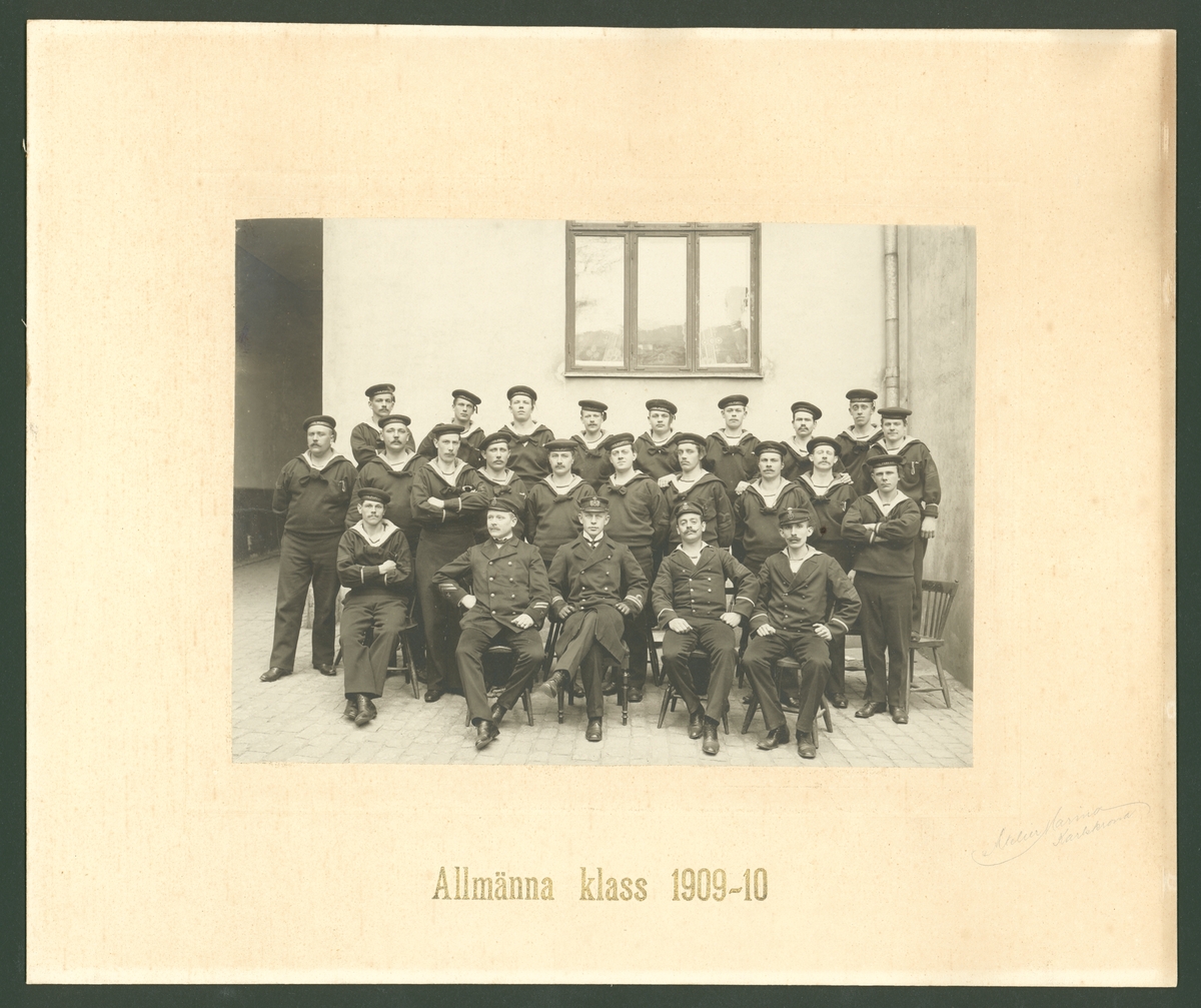 Bilden visar elever från en av Karlskronas örlogsskolor.