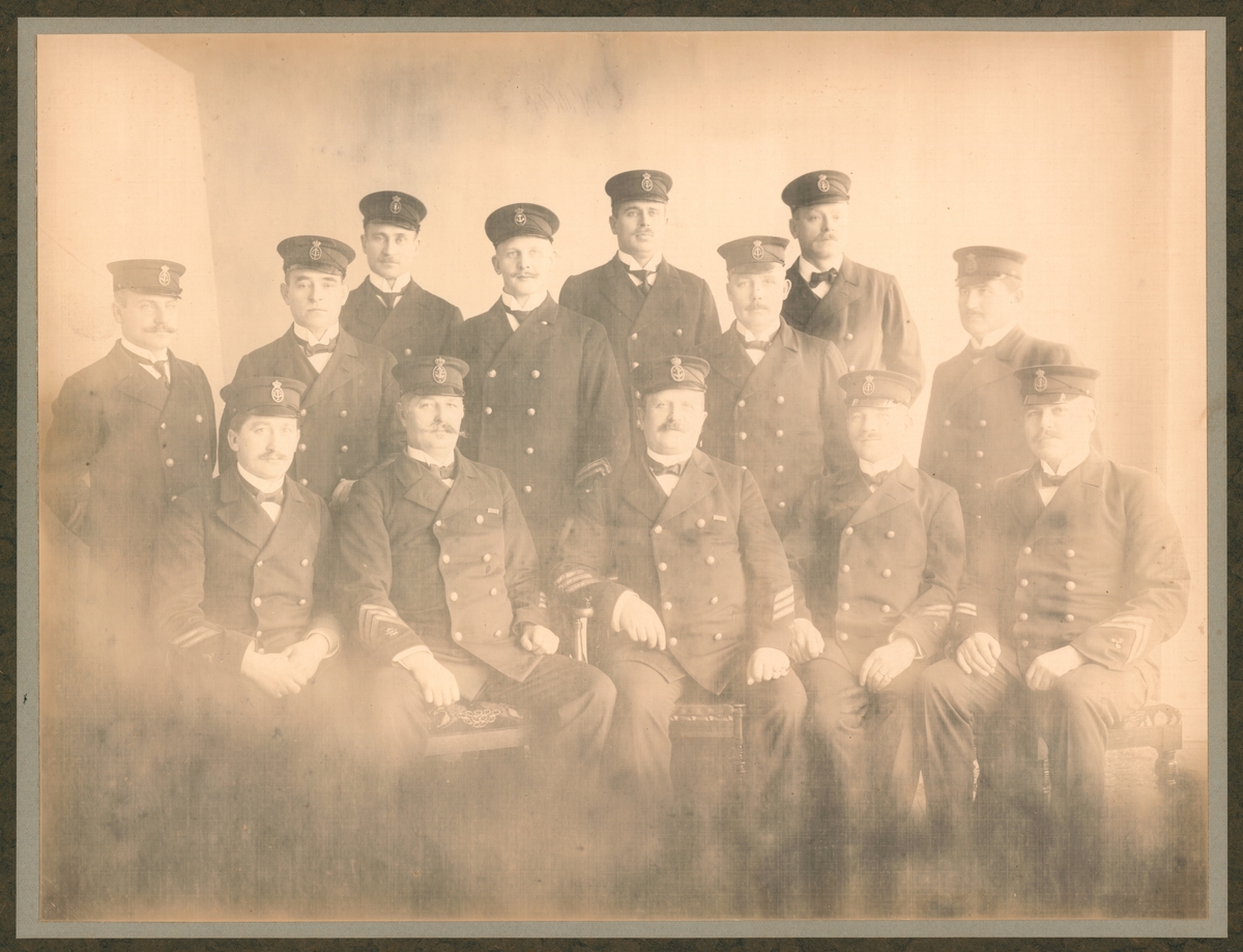 Bilden visar flaggunderofficerare och underofficerare 2 gr i däcks- och maskintjänst omkring 1910.