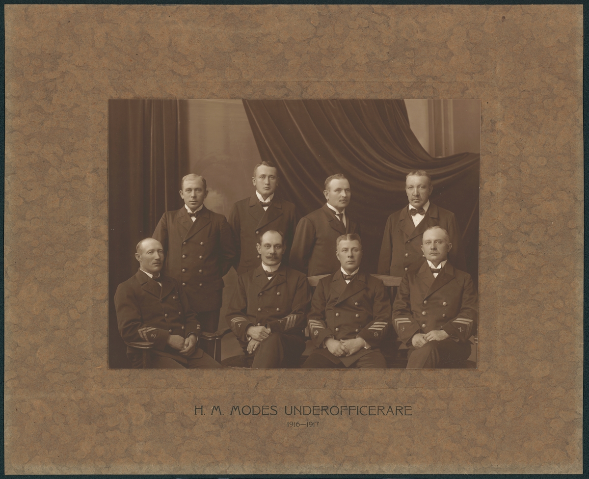 Bilden föreställer en grupportrett av underofficerare från jagaren Mode.