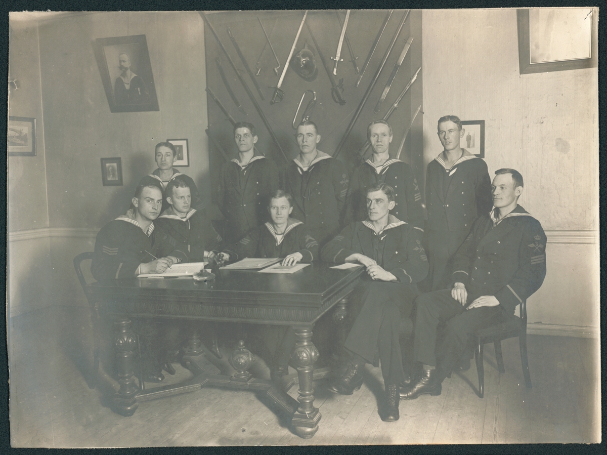 Bilden visar underofficerskorporalsällskapets sista styrelse i Karlskrona.