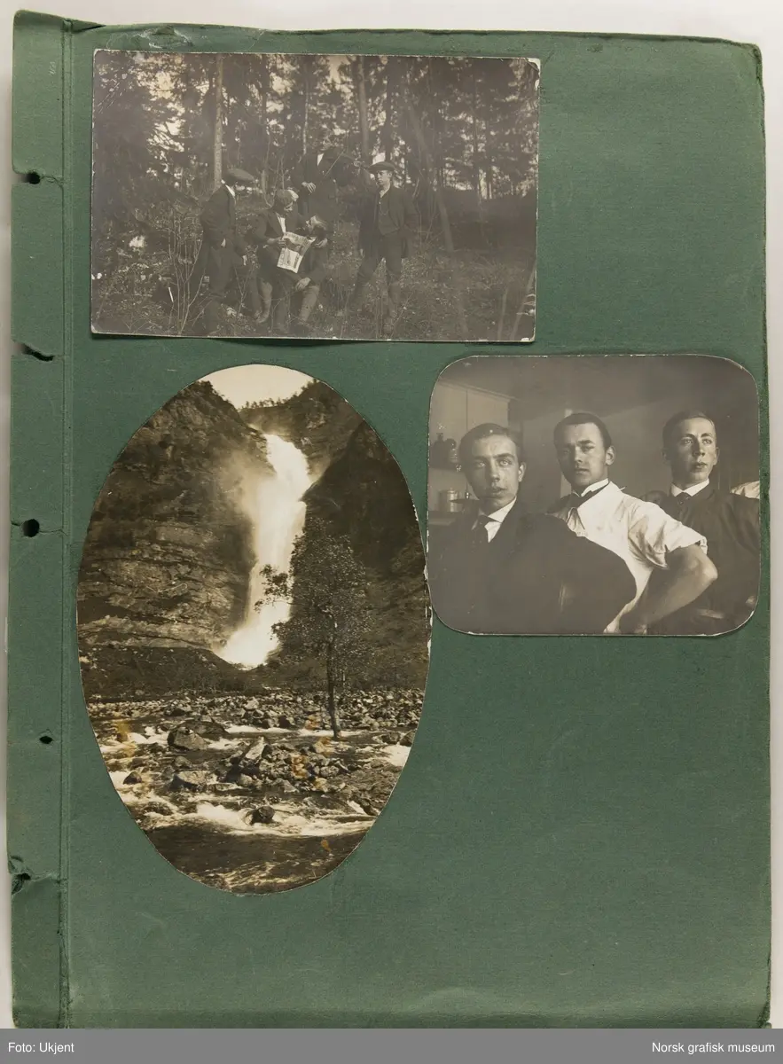 En side fra et fotoalbum. Bildene er fra turer og arbeid i en grafisk anstalt.