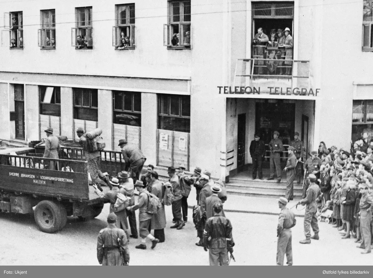 Anholdelse av landssvikere etter andre verdenskrig, utenfor telegrafen i Jernbanegata 2 i Halden mai 1945. Mannen med armbind er Håkon Melberg. 
Håkon Melberg en av lederne av XU-PAN, en hemmelig etterretningsorganisasjon som samlet informasjon om tyske styrker og sendte den til London (Wikipedia)
Lastebil med reklame for Sverre Johansen, vognmannsforretning og transportforretning.