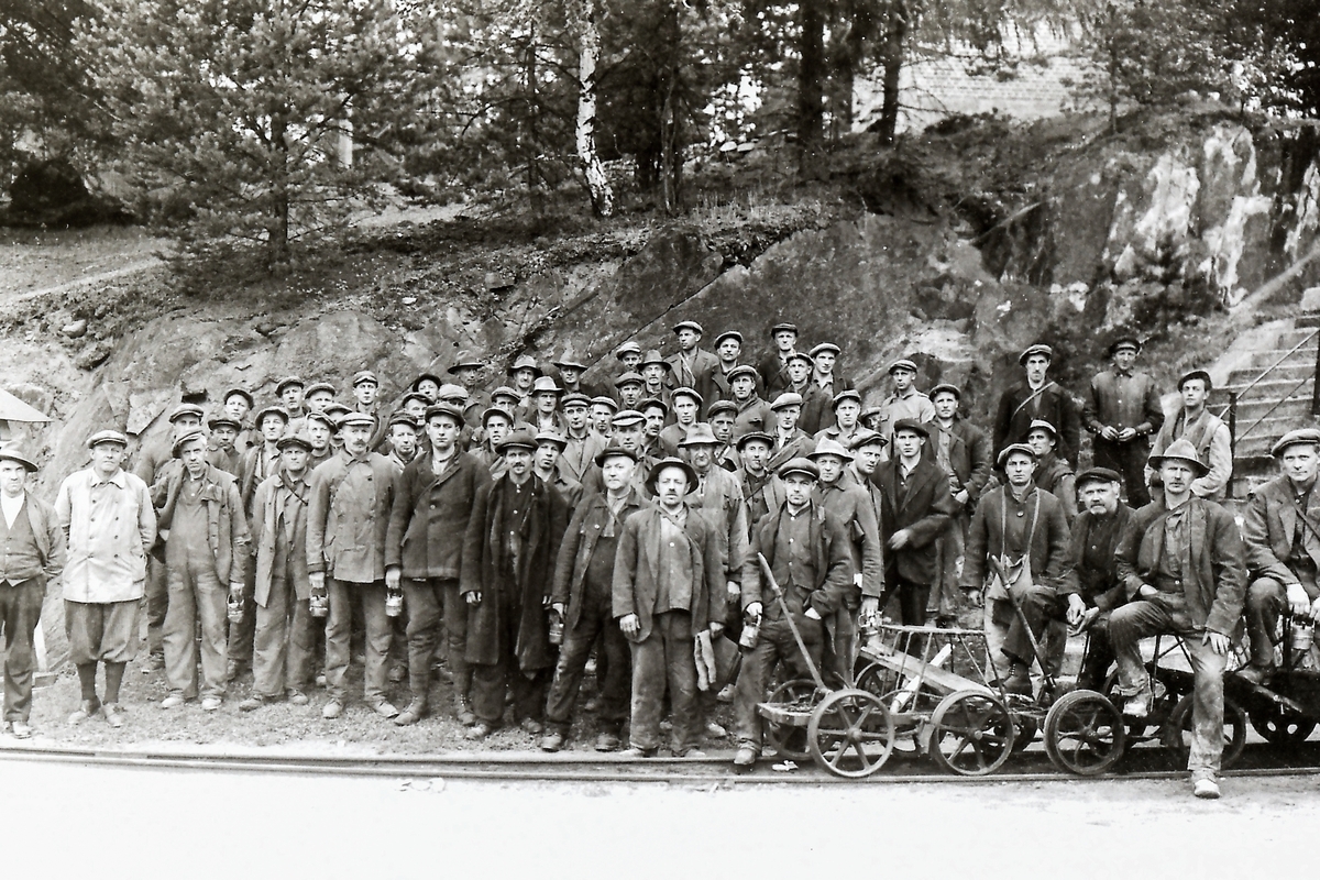 Arbeidstokken oppstilt ved Kristianstoll's Mundloch (inngangen til gruva). Personene er registrert og identifisert i arkivet på Norsk bergverksmuseum.