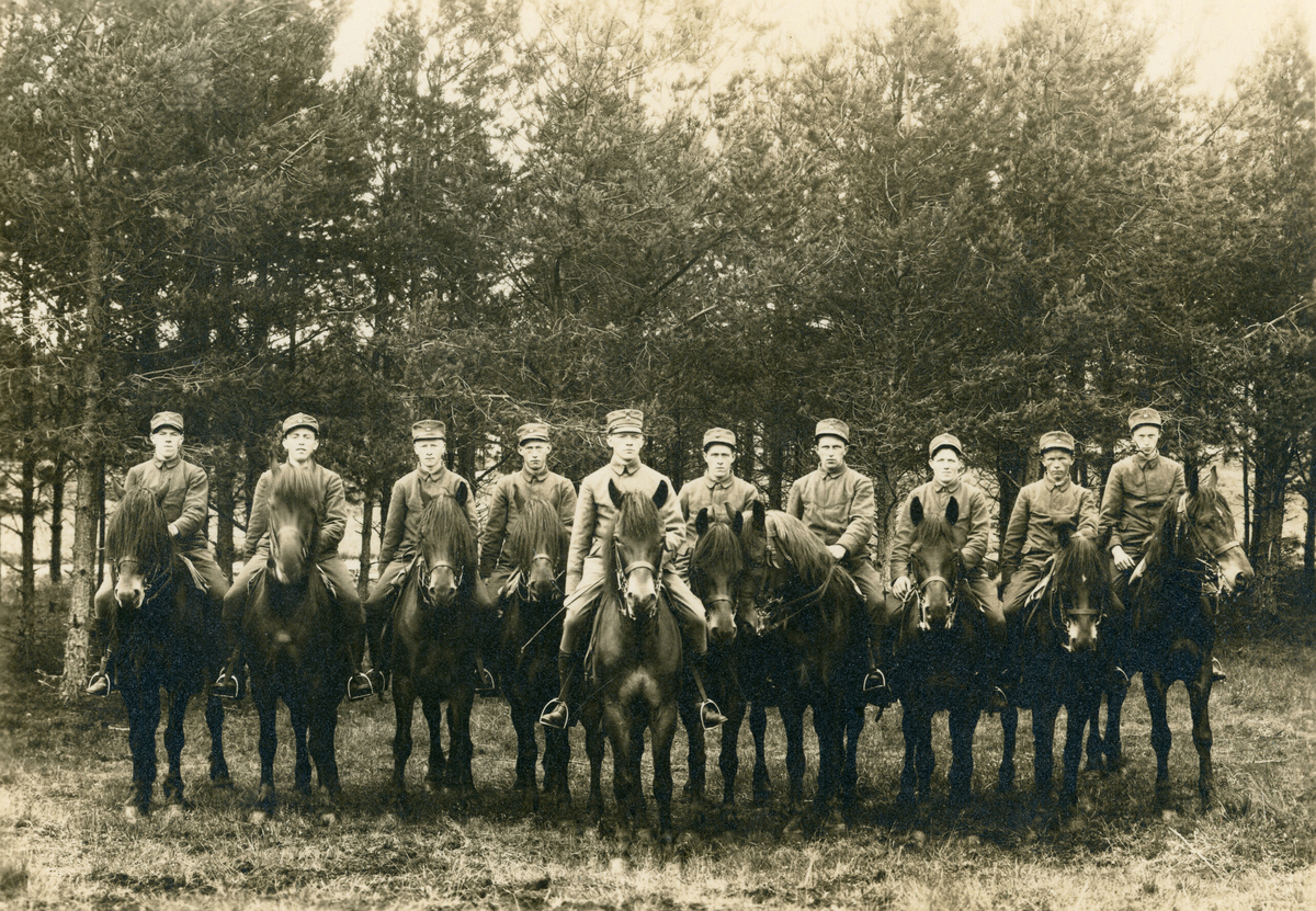 Militære til hest,- oberst Halvor Heldahl i midten.  Frå rekruttskulen på Værnes 1931.