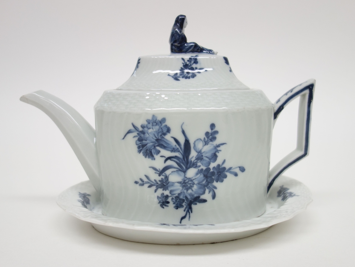 Tekanne og skål. Hører opprinnelig ikke sammen.
DM.10105a = kanne (ukjent produsent)
DM.10105b = underskål (Royal Copenhagen)