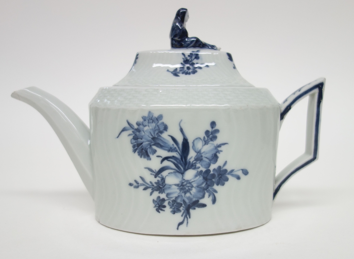Tekanne og skål. Hører opprinnelig ikke sammen.
DM.10105a = kanne (ukjent produsent)
DM.10105b = underskål (Royal Copenhagen)