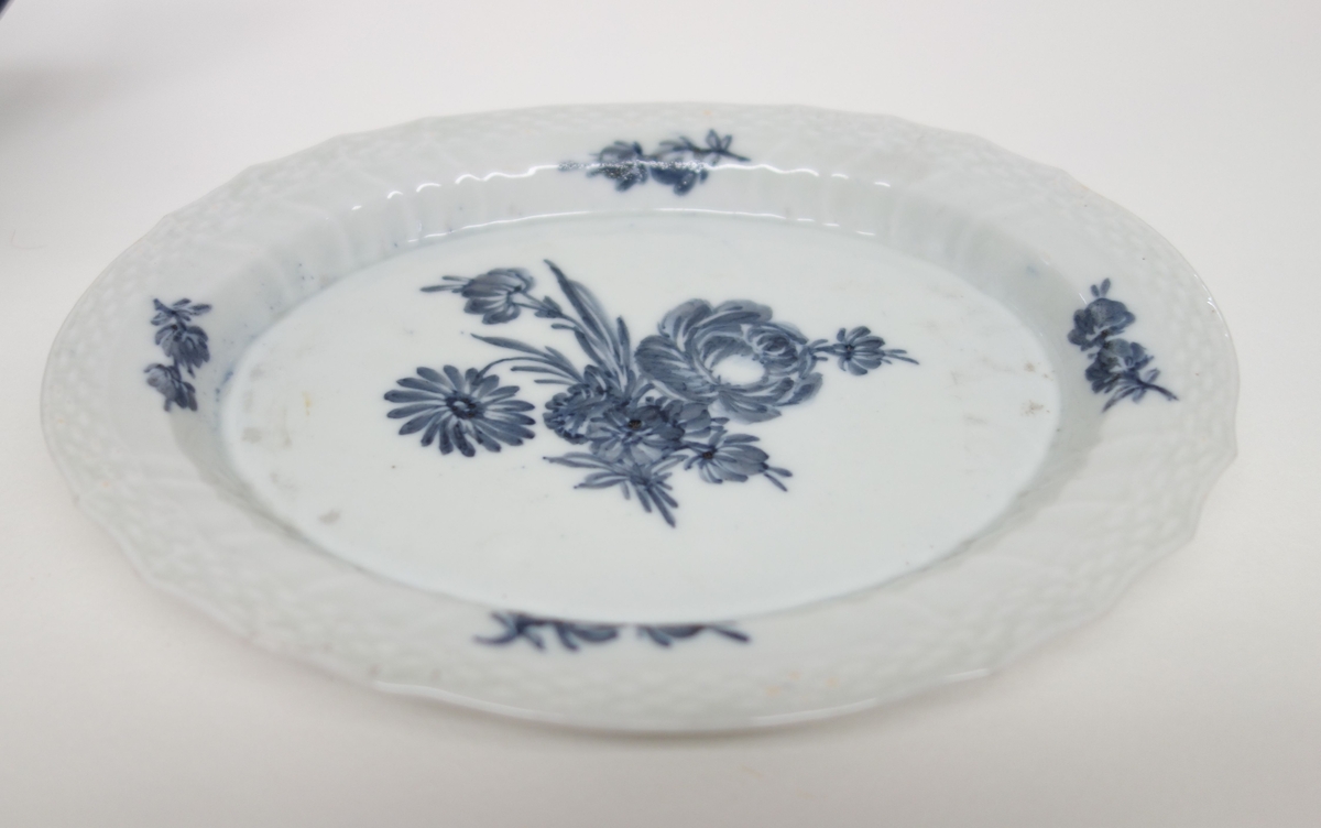 Tekanne og skål. Hører opprinnelig ikke sammen.
DM.10105a = kanne (ukjent produsent)
DM.10105b = underskål (Royal Copenhagen)