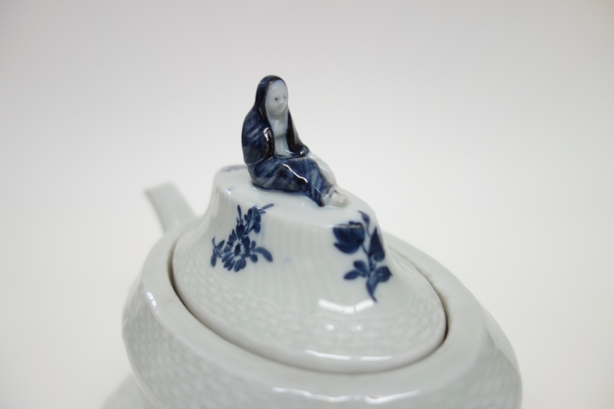Tekanne og skål. Hører opprinnelig ikke sammen.
DM.10105a = kanne (ukjent produsent)
DM.10105b = underskål (Royal Copenhagen)