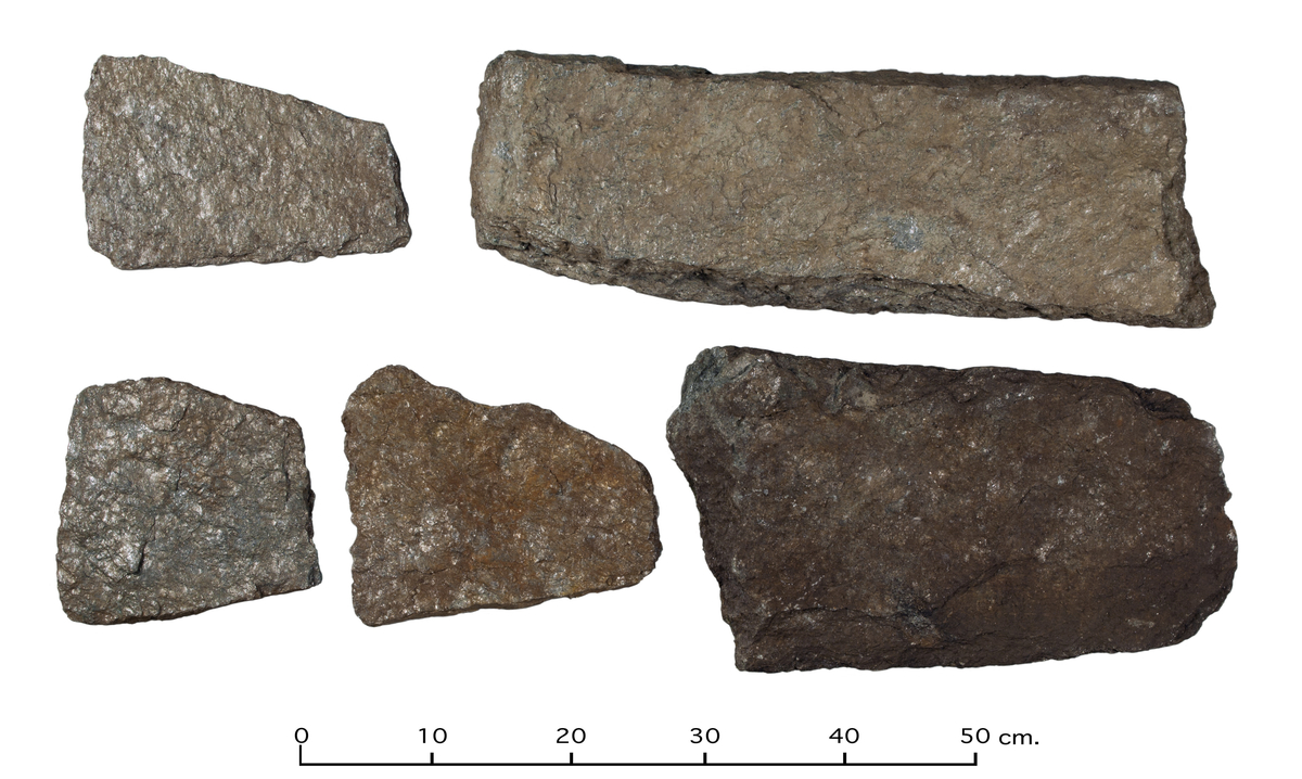 Mogleg fragment frå steinkross - truleg frå toppen av ein kross eller frå ein av armane. 