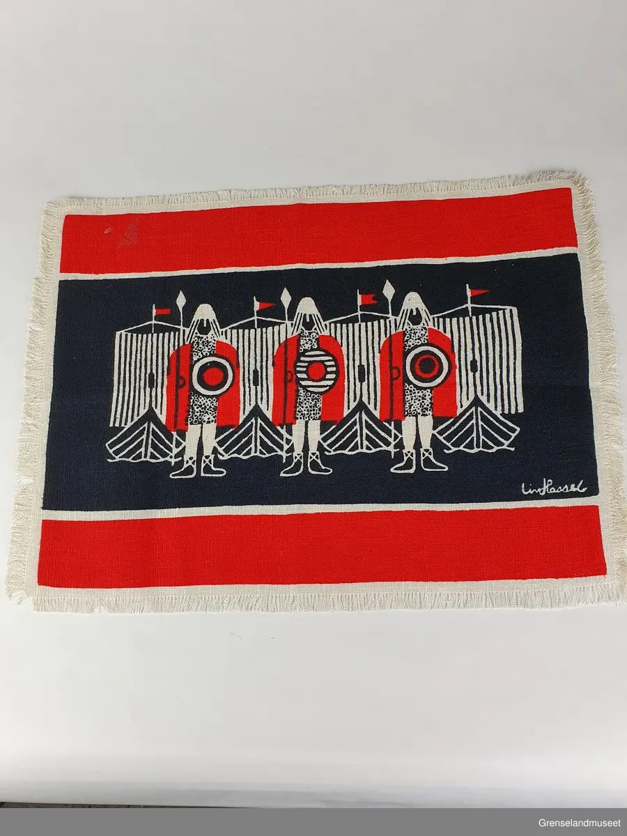 Håndtrykket brikke eller veggbilde. Rød, sort, hvit. Rektangulær. Breddeformat. Motiv: tre vikinger.

Merkelapp: Liv Hassels verksted.