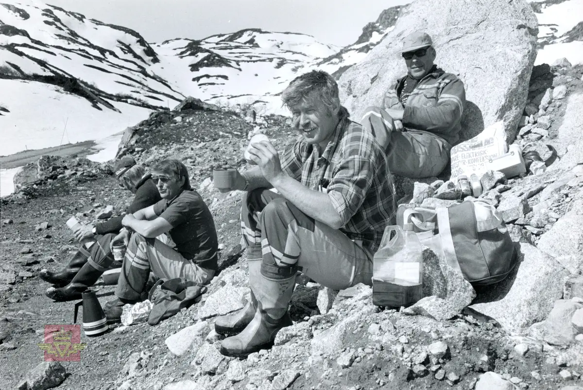 Fra anlegget av fjellovergangen fra Brokke (Setesdal, Aust-Agder) til Suleskar (Sirdal, Vest-Agder). 
Høyeste punkt 1050 m.o.h. Åpnet  21.09.1990. 

Den lokale brøytegjengen fra Bjørnevatn (fjellovergangen til Dalen i Telemark) har matpause i deilig sommersol. 
Datering 15.05. - 15.06.1990.
Fra venstre: Torgeir S. Brokke, Torleiv Soltun Haugen, Helge Homme, Eivind Røysland.

(Kilde: Sørlandsporten Nr.1-1990 side 15. Bedriftsavis for Statens vegvesen Aust-Agder)

Stedsnavn: Brokke