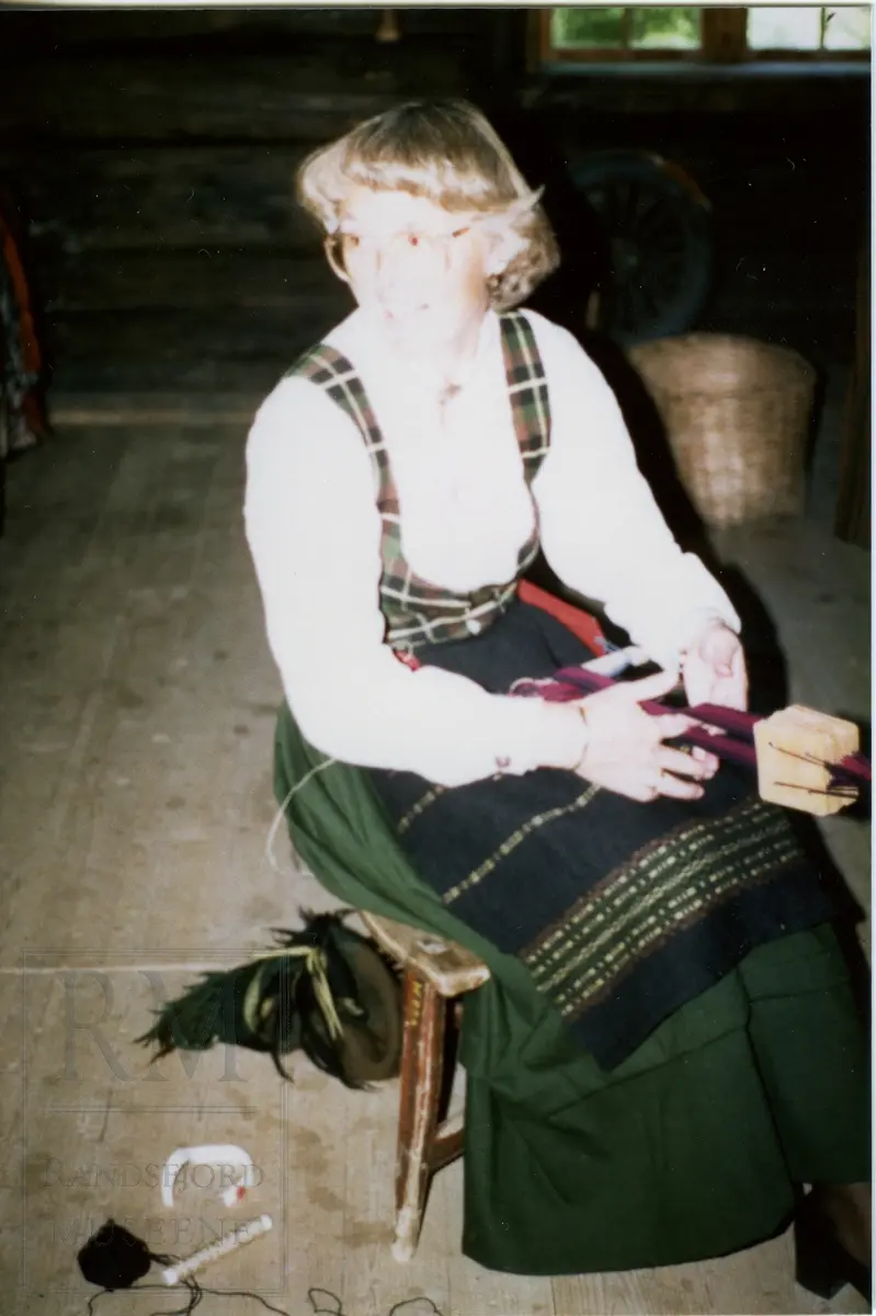 Husflidsarrangement på Hadeland Folkemuseum sommeren 1982.