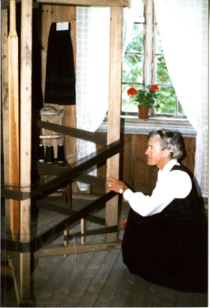 Husflidsarrangement på Hadeland Folkemuseum sommeren 1982.