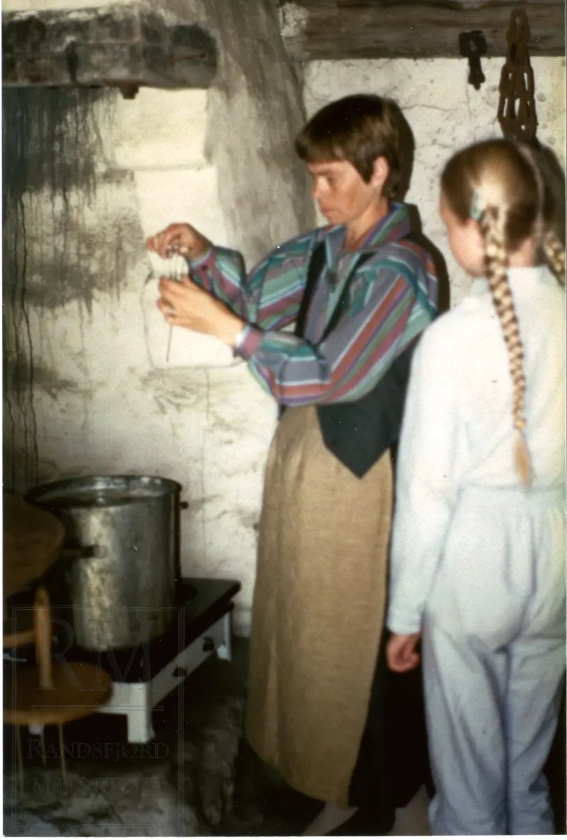 Husflidsarrangement på Hadeland Folkemuseum sommeren 1982.
