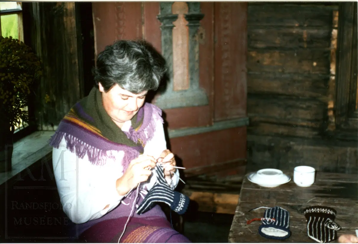 Husflidsarrangement på Hadeland Folkemuseum sommeren 1982.