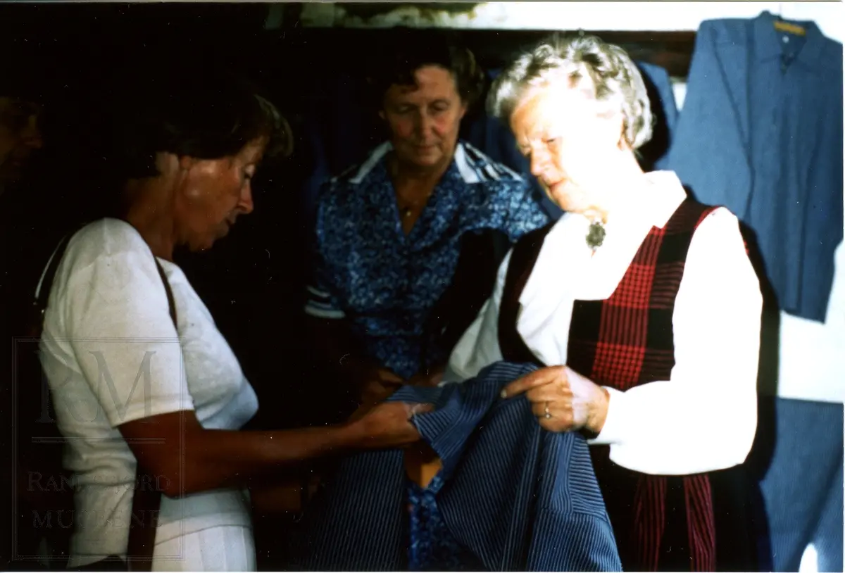 Husflidsarrangement på Hadeland Folkemuseum sommeren 1982.