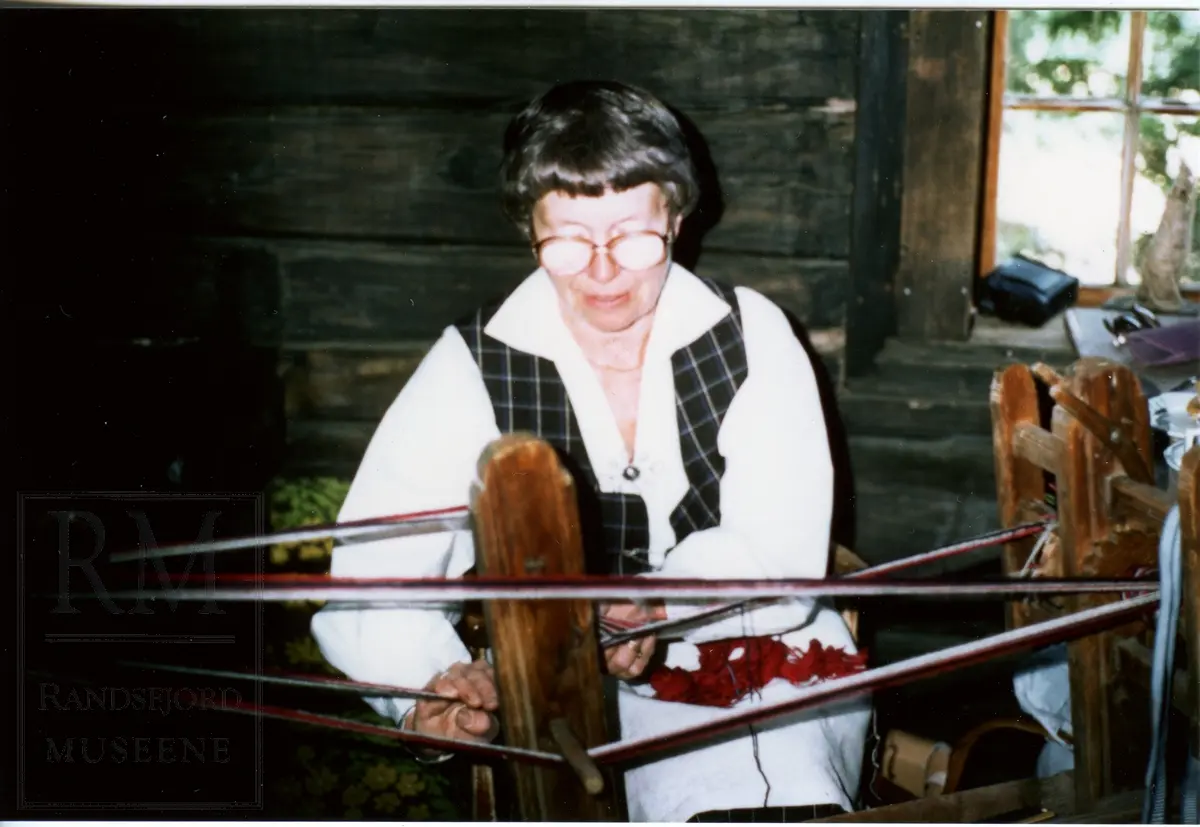 Husflidsarrangement på Hadeland Folkemuseum sommeren 1982.