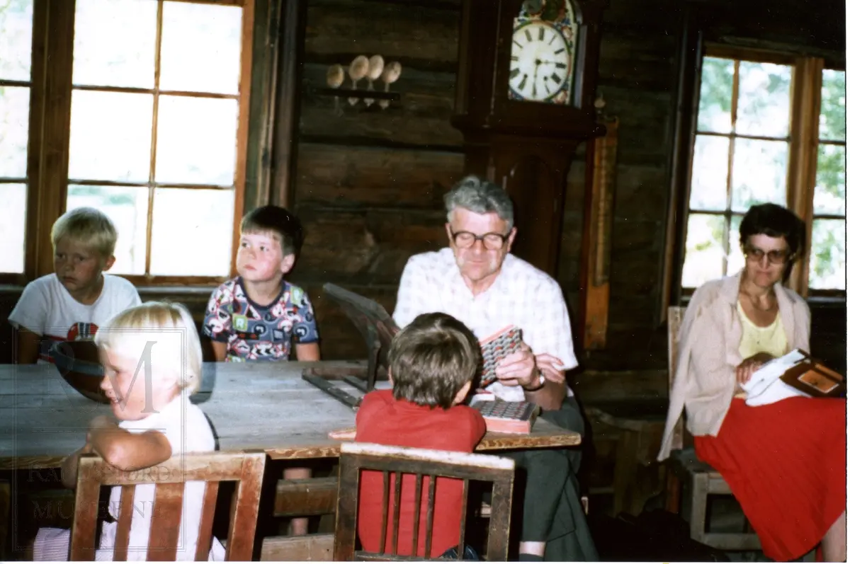 Husflidsarrangement på Hadeland Folkemuseum sommeren 1982.